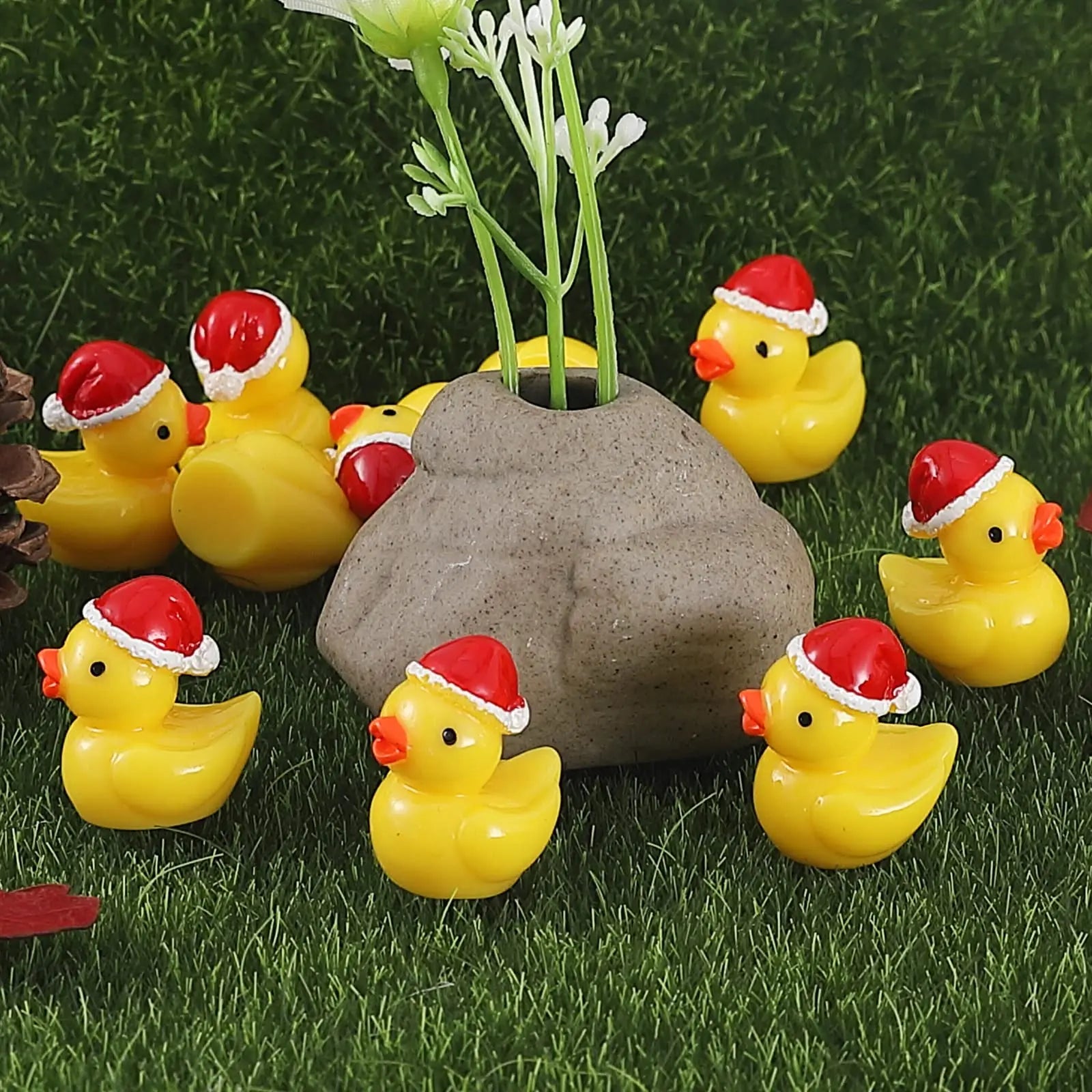 Mini Christmas Ducks Figurines - Resin Duck with Christmas Hat for Fairy Garden Décor 10/20/50pcs